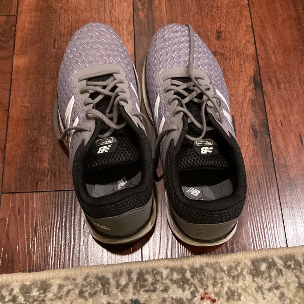 Men gray tennis shoes